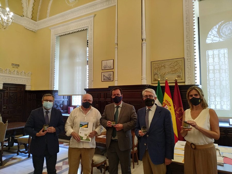 El Consejo Regulador se reúne en el Ayuntamiento de Sevilla con el Delegado de Gobernación y Fiestas Mayores D. Juan Carlos Cabrera Valera. 2 El Consejo Regulador se reúne en el Ayuntamiento de Sevilla con el Delegado de Gobernación y Fiestas Mayores D. Juan Carlos Cabrera Valera. 1