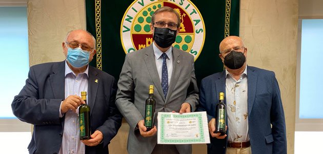 La UJA recibe el galardón “Olivo Solidario, el Aceite de la Vida”